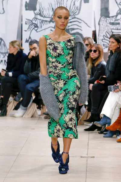 Look 18